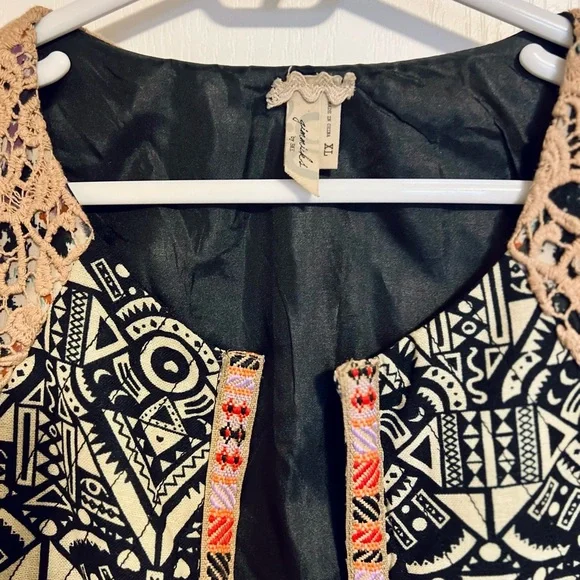 Gimmicks by BKE Multicolor Bohemian Vest with Lace Details size x-large - Picture 3 of 8